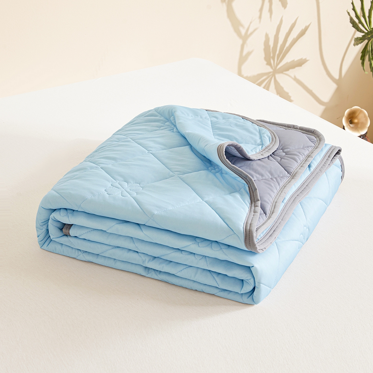 魅图家纺 2026新款跨境A类凉感丝夏被-英文版 双拼 天空蓝