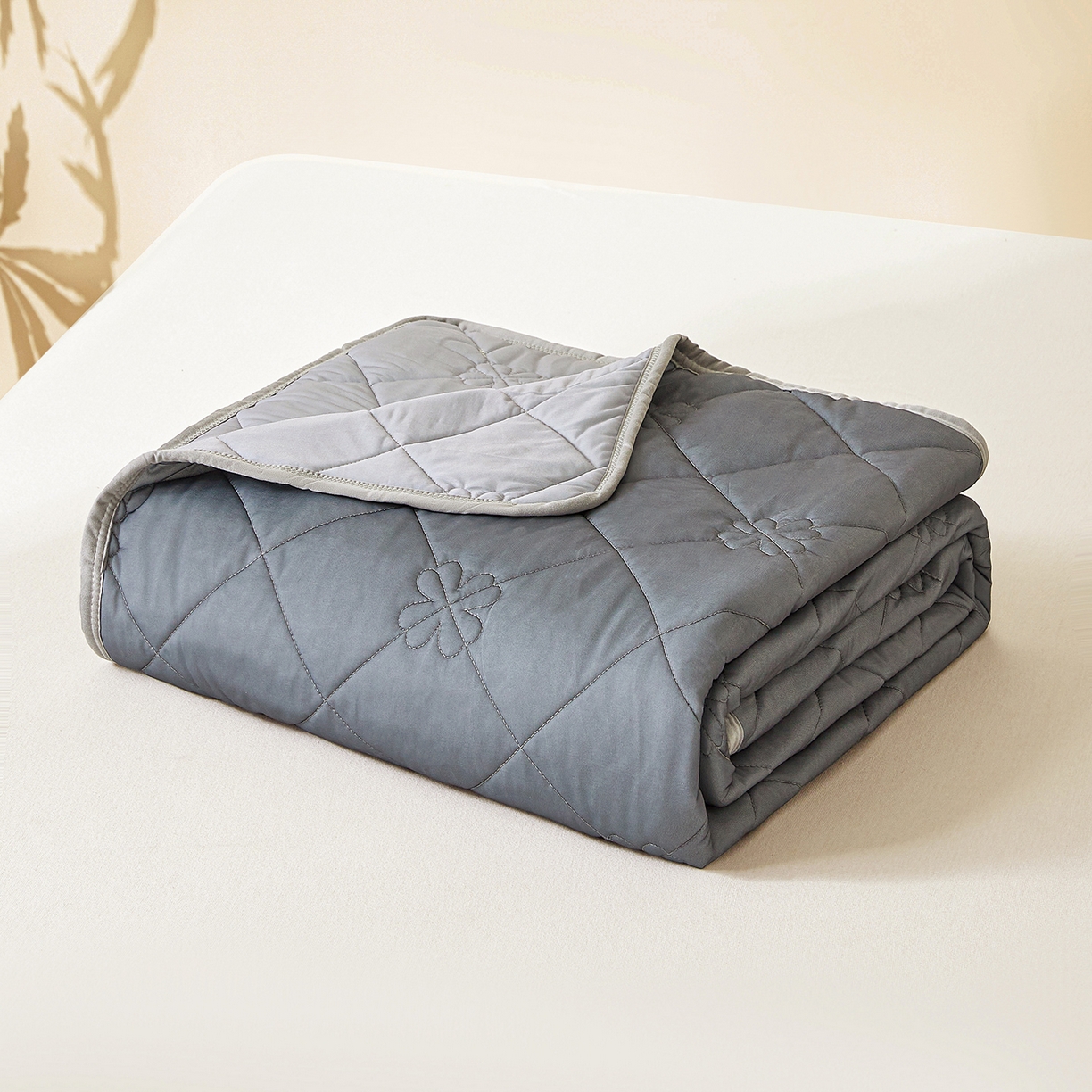 91家纺网 家纺一手货源 找家纺 魅图家纺 2026新款跨境A类凉感丝夏被-英文版 双拼 远黛灰