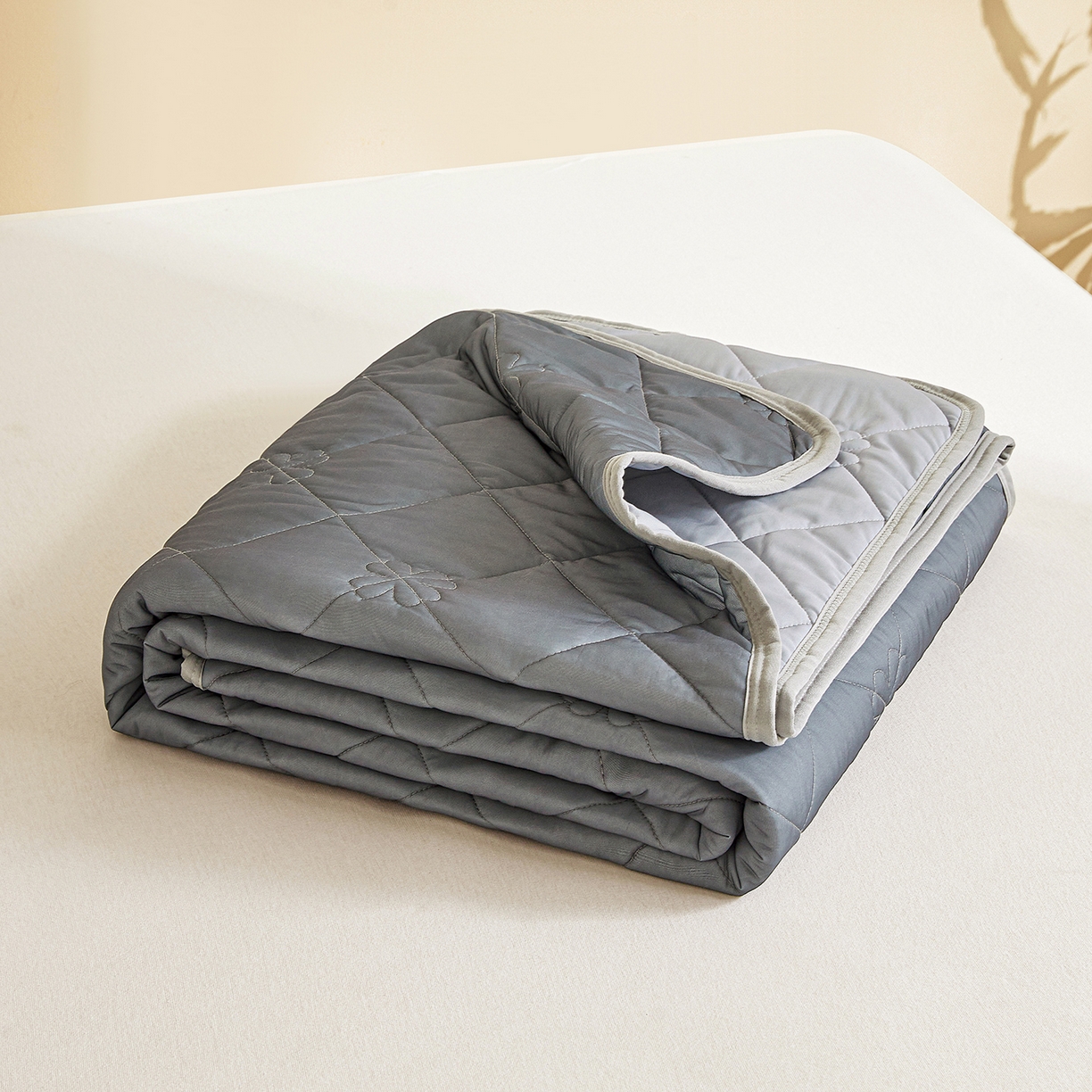 魅图家纺 2026新款跨境A类凉感丝夏被-英文版 双拼 远黛灰