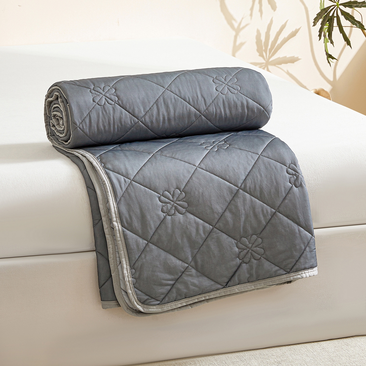 91家纺网 家纺一手货源 找家纺 魅图家纺 2026新款跨境A类凉感丝夏被-英文版 双拼 远黛灰