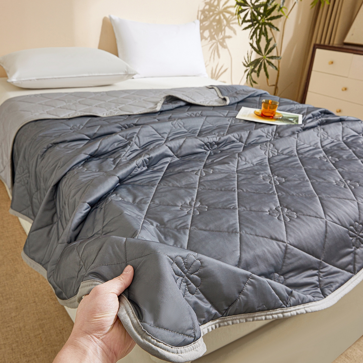 91家纺网 家纺一手货源 找家纺 魅图家纺 2026新款跨境A类凉感丝夏被-英文版 双拼 远黛灰