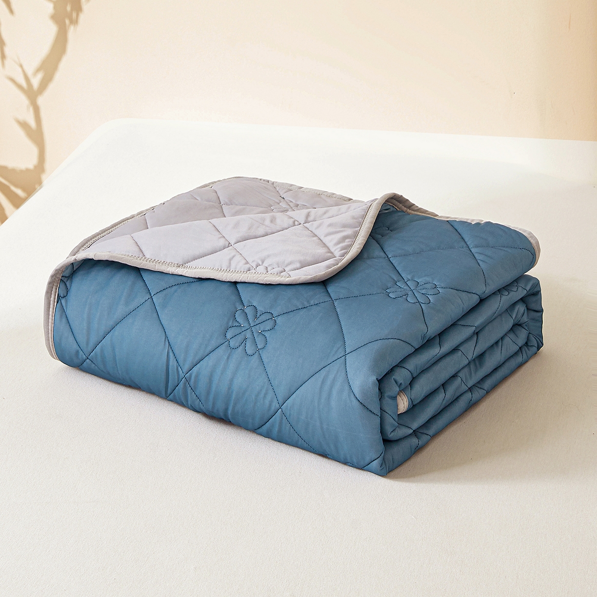 91家纺网 家纺一手货源 找家纺 魅图家纺 2026新款跨境A类凉感丝夏被-英文版 双拼 深睡蓝