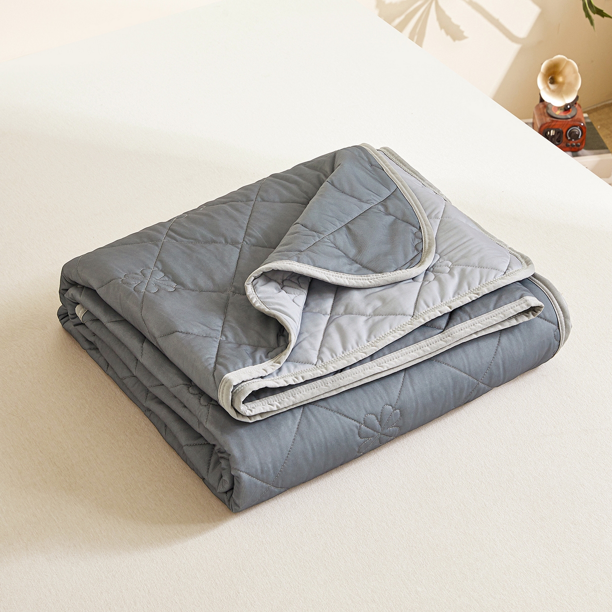 91家纺网 家纺一手货源 找家纺 魅图家纺 2026新款跨境A类凉感丝夏被-英文版 双拼 远黛灰