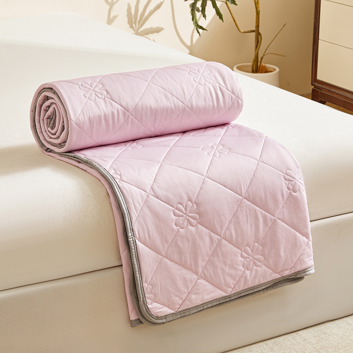 91家纺网 家纺一手货源 找家纺 魅图家纺 2026新款跨境A类凉感丝夏被-英文版 双拼 樱花粉