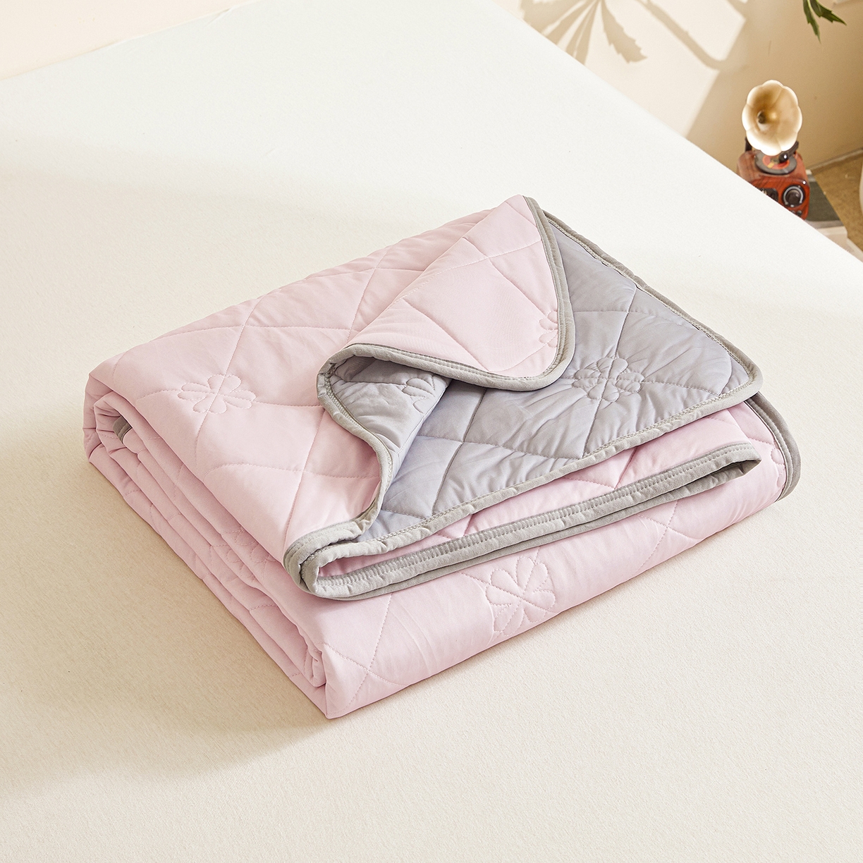 91家纺网 家纺一手货源 找家纺 魅图家纺 2026新款跨境A类凉感丝夏被-英文版 双拼 樱花粉