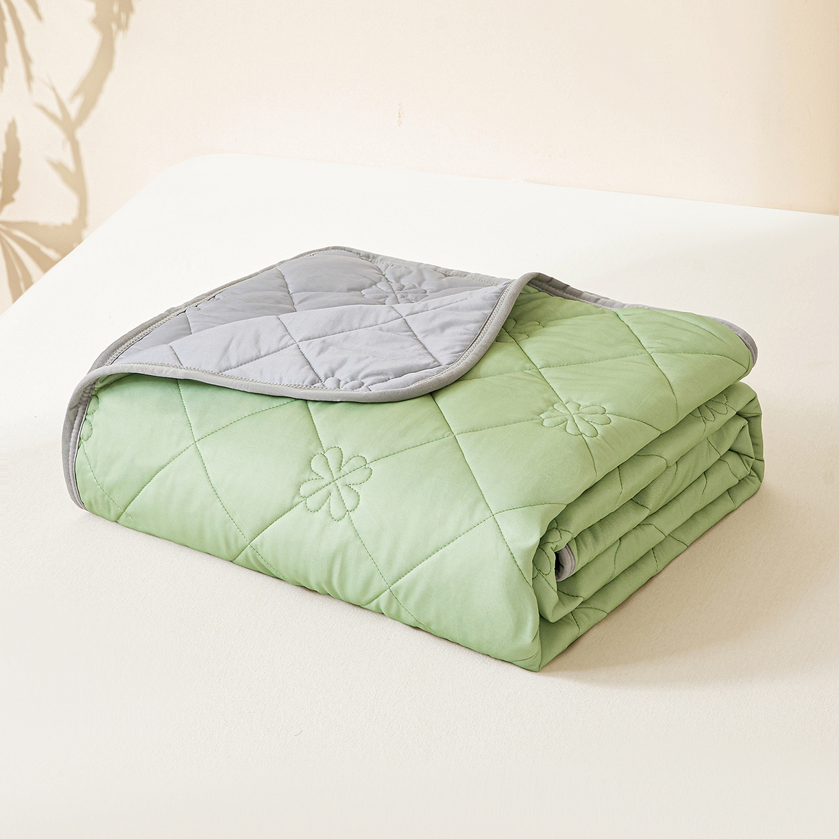 91家纺网 家纺一手货源 找家纺 魅图家纺 2026新款跨境A类凉感丝夏被-英文版 双拼 抹茶绿