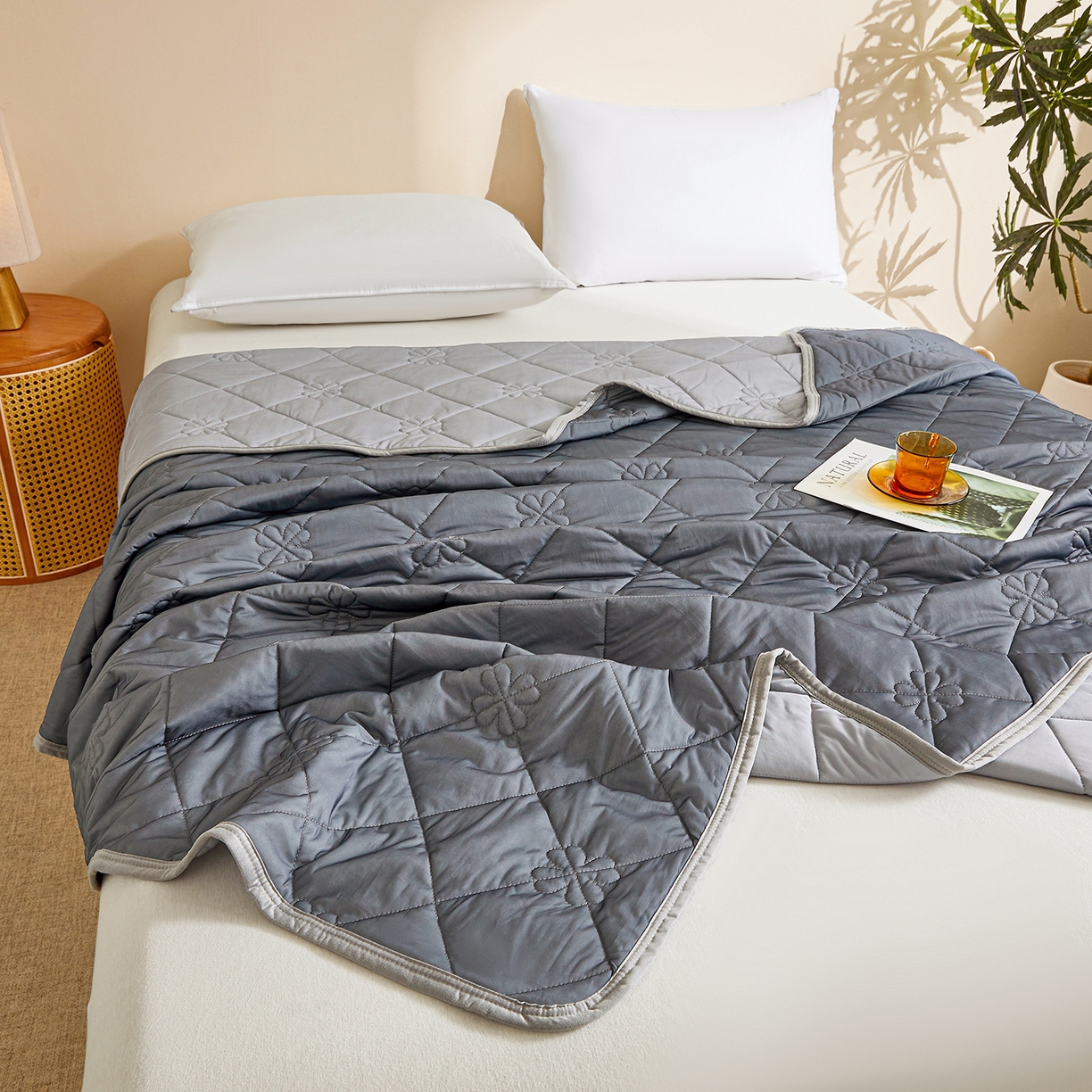 91家纺网 家纺一手货源 找家纺 魅图家纺 2026新款跨境A类凉感丝夏被-英文版 双拼 远黛灰