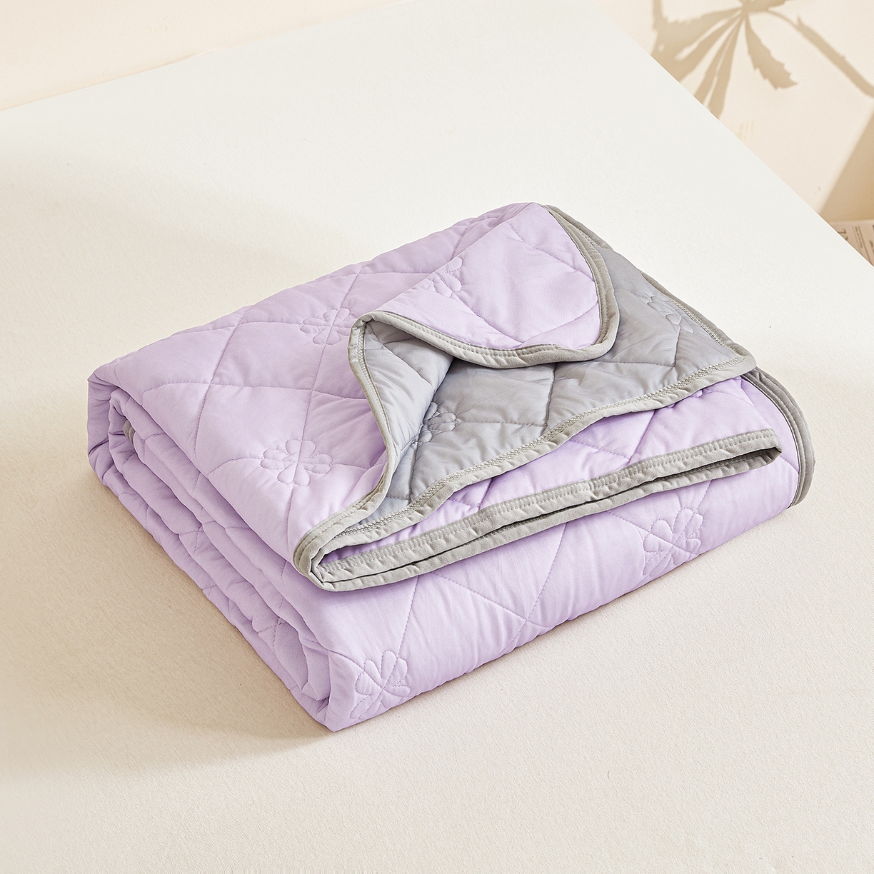 91家纺网 家纺一手货源 找家纺 魅图家纺 2026新款跨境A类凉感丝夏被-英文版 双拼 优雅紫