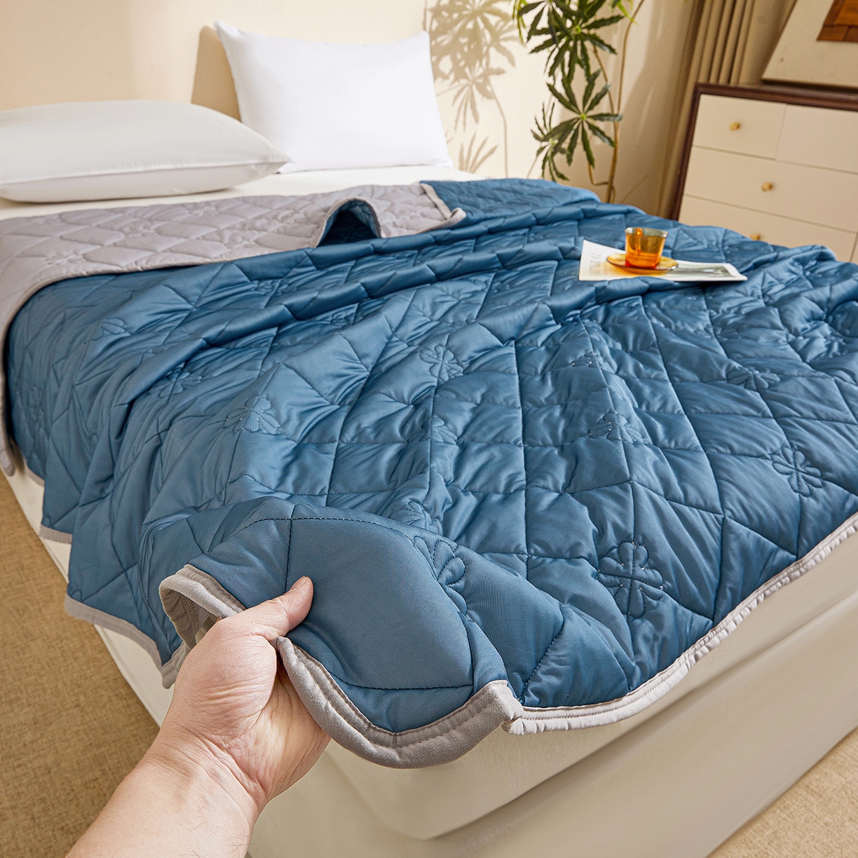 91家纺网 家纺一手货源 找家纺 魅图家纺 2026新款跨境A类凉感丝夏被-英文版 双拼 深睡蓝