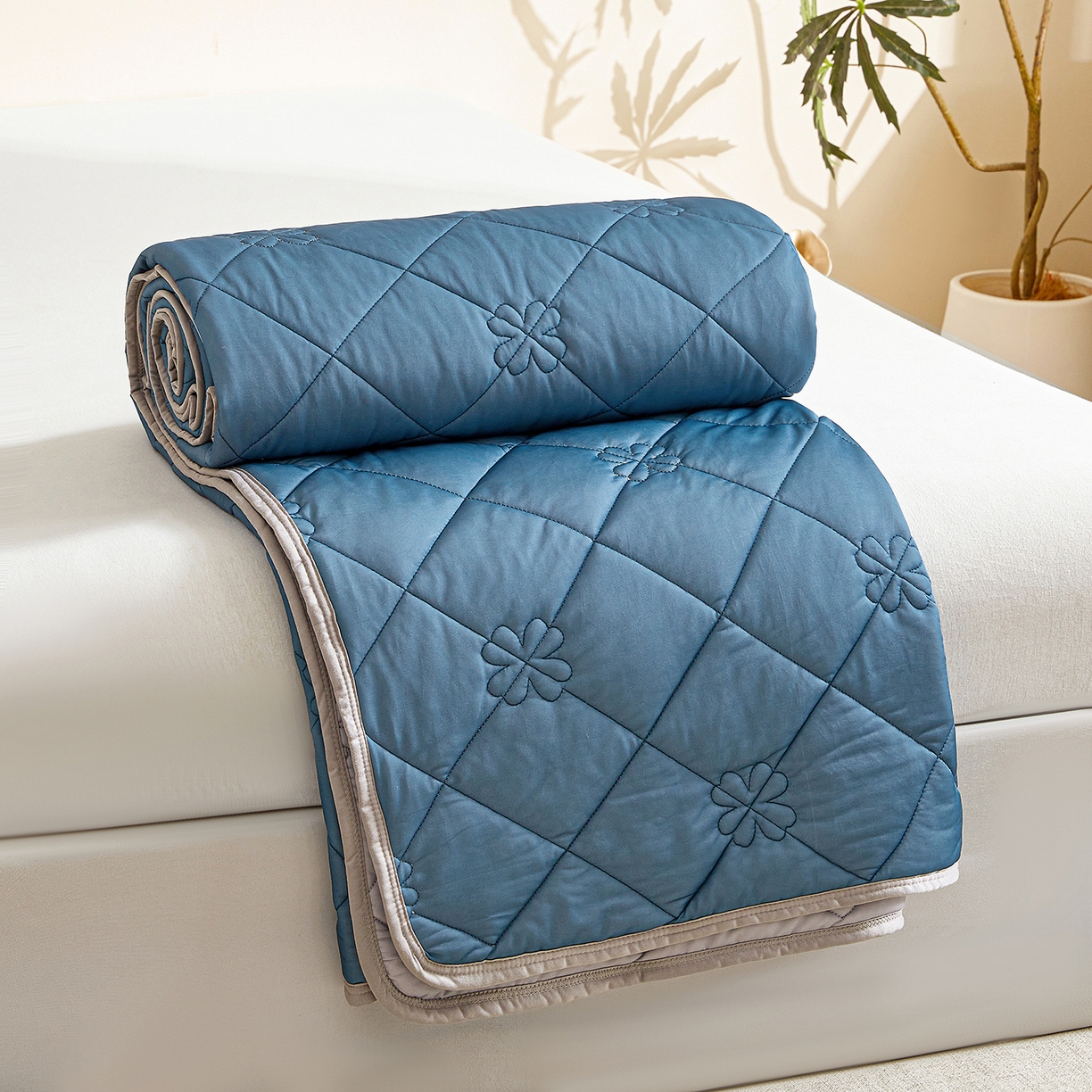 91家纺网 家纺一手货源 找家纺 魅图家纺 2026新款跨境A类凉感丝夏被-英文版 双拼 深睡蓝