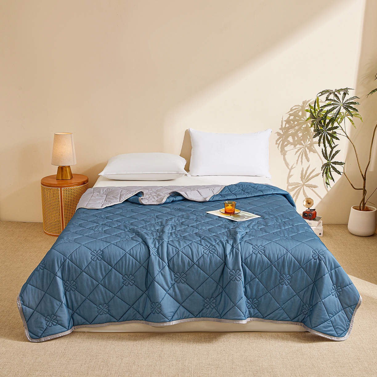 91家纺网 家纺一手货源 找家纺 魅图家纺 2026新款跨境A类凉感丝夏被-英文版 双拼 深睡蓝