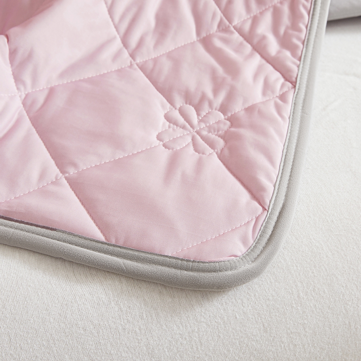 91家纺网 家纺一手货源 找家纺 魅图家纺 2026新款跨境A类凉感丝夏被-英文版 双拼 樱花粉