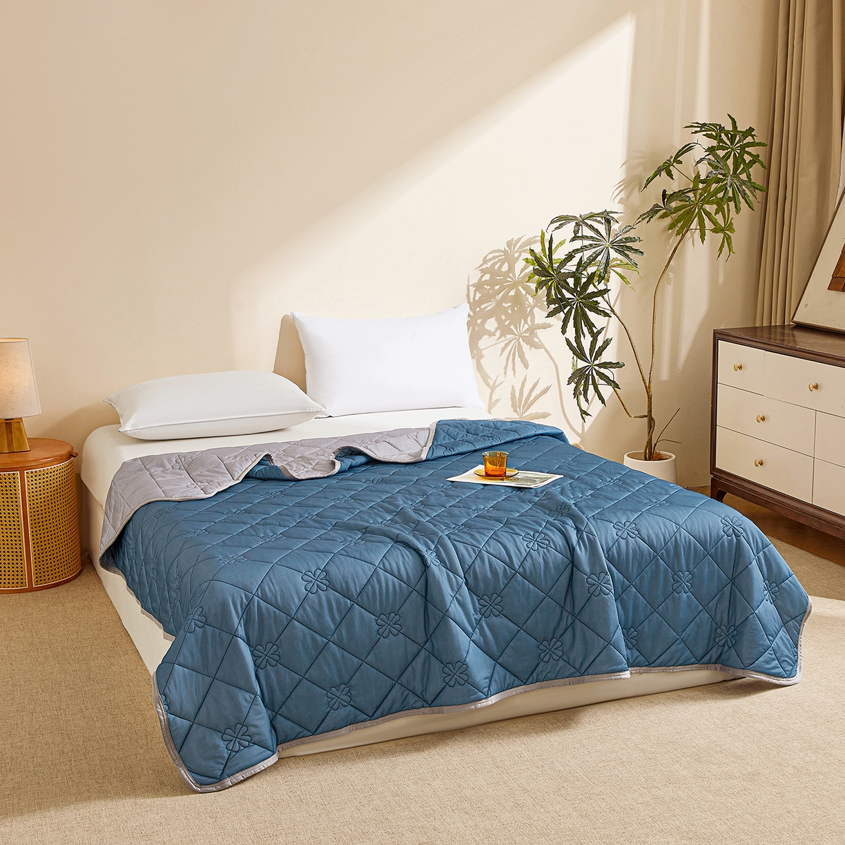 91家纺网 家纺一手货源 找家纺 魅图家纺 2026新款跨境A类凉感丝夏被-英文版 双拼 深睡蓝