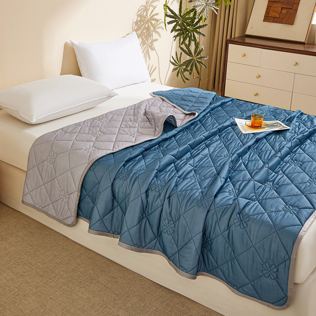 91家纺网 家纺一手货源 找家纺 魅图家纺 2026新款跨境A类凉感丝夏被-英文版 双拼 深睡蓝