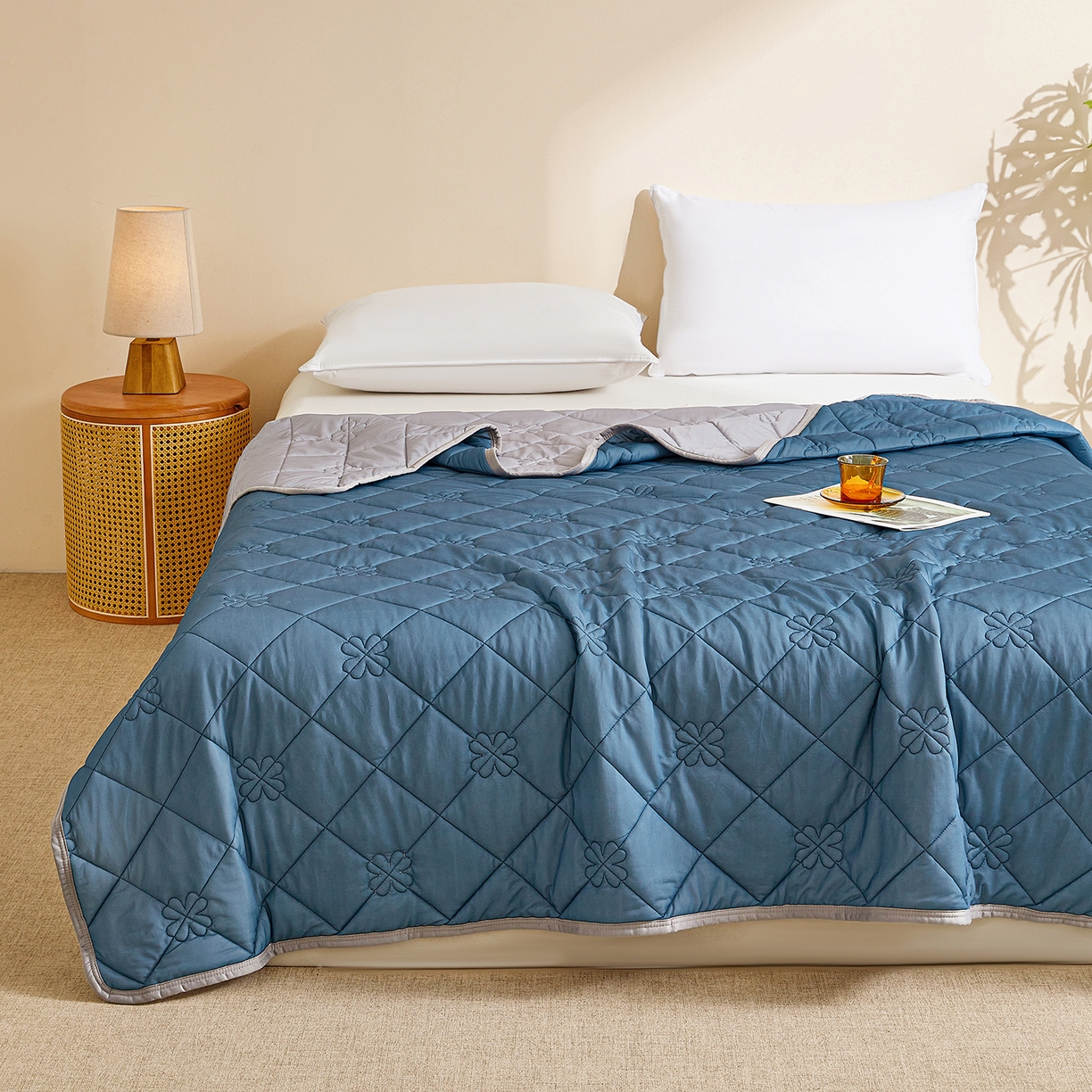 91家纺网 家纺一手货源 找家纺 魅图家纺 2026新款跨境A类凉感丝夏被-英文版 双拼 深睡蓝