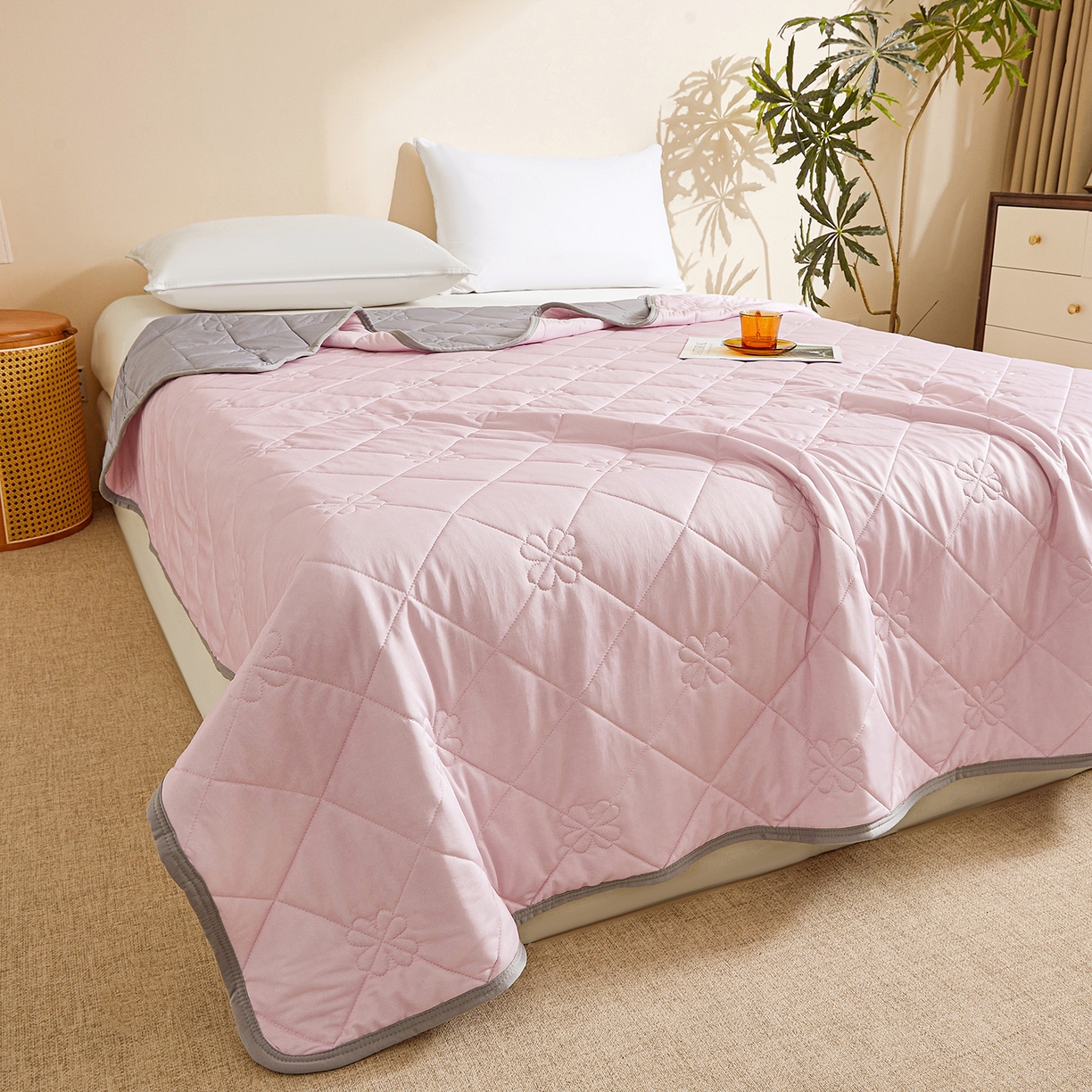 91家纺网 家纺一手货源 找家纺 魅图家纺 2026新款跨境A类凉感丝夏被-英文版 双拼 樱花粉