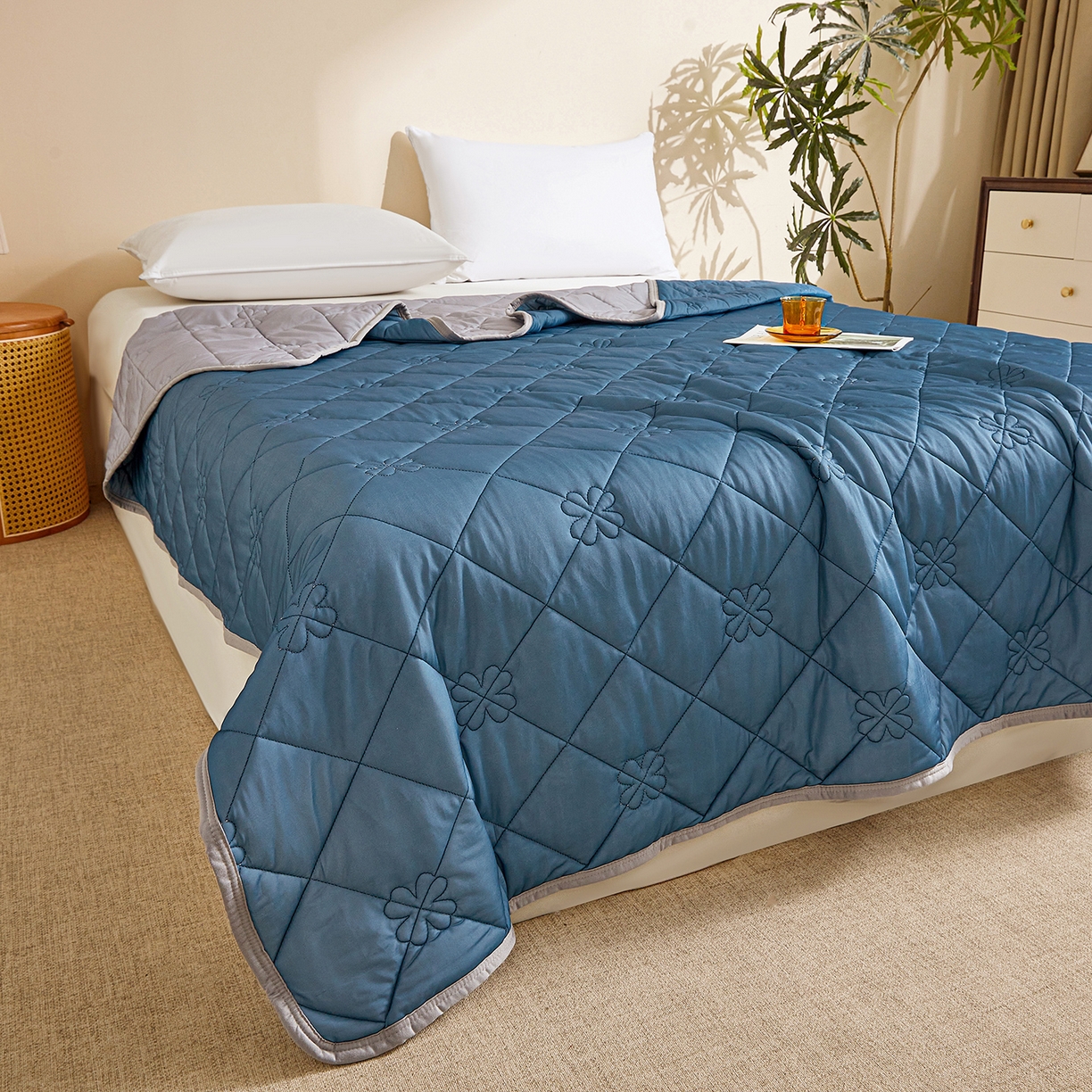 91家纺网 家纺一手货源 找家纺 魅图家纺 2026新款跨境A类凉感丝夏被-英文版 双拼 深睡蓝