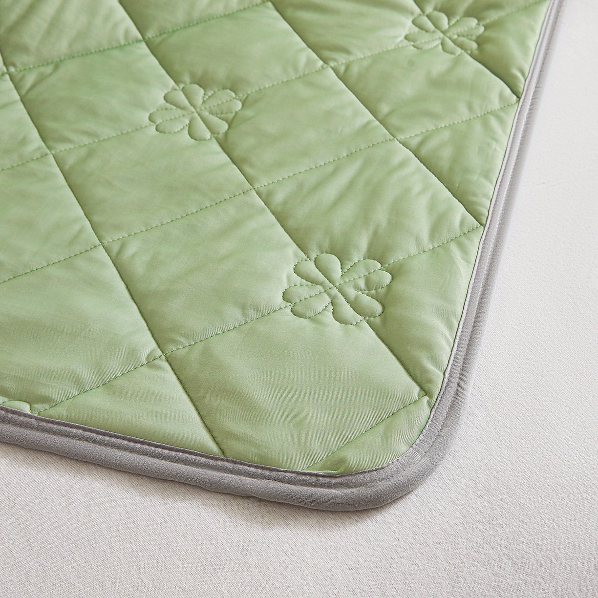 91家纺网 家纺一手货源 找家纺 魅图家纺 2026新款跨境A类凉感丝夏被-英文版 双拼 抹茶绿