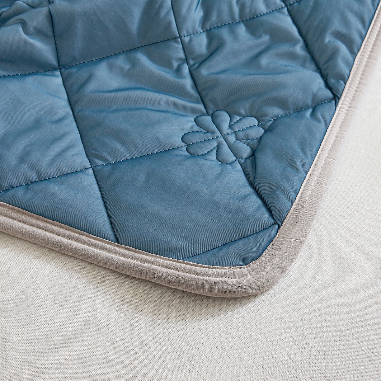 91家纺网 家纺一手货源 找家纺 魅图家纺 2026新款跨境A类凉感丝夏被-英文版 双拼 深睡蓝