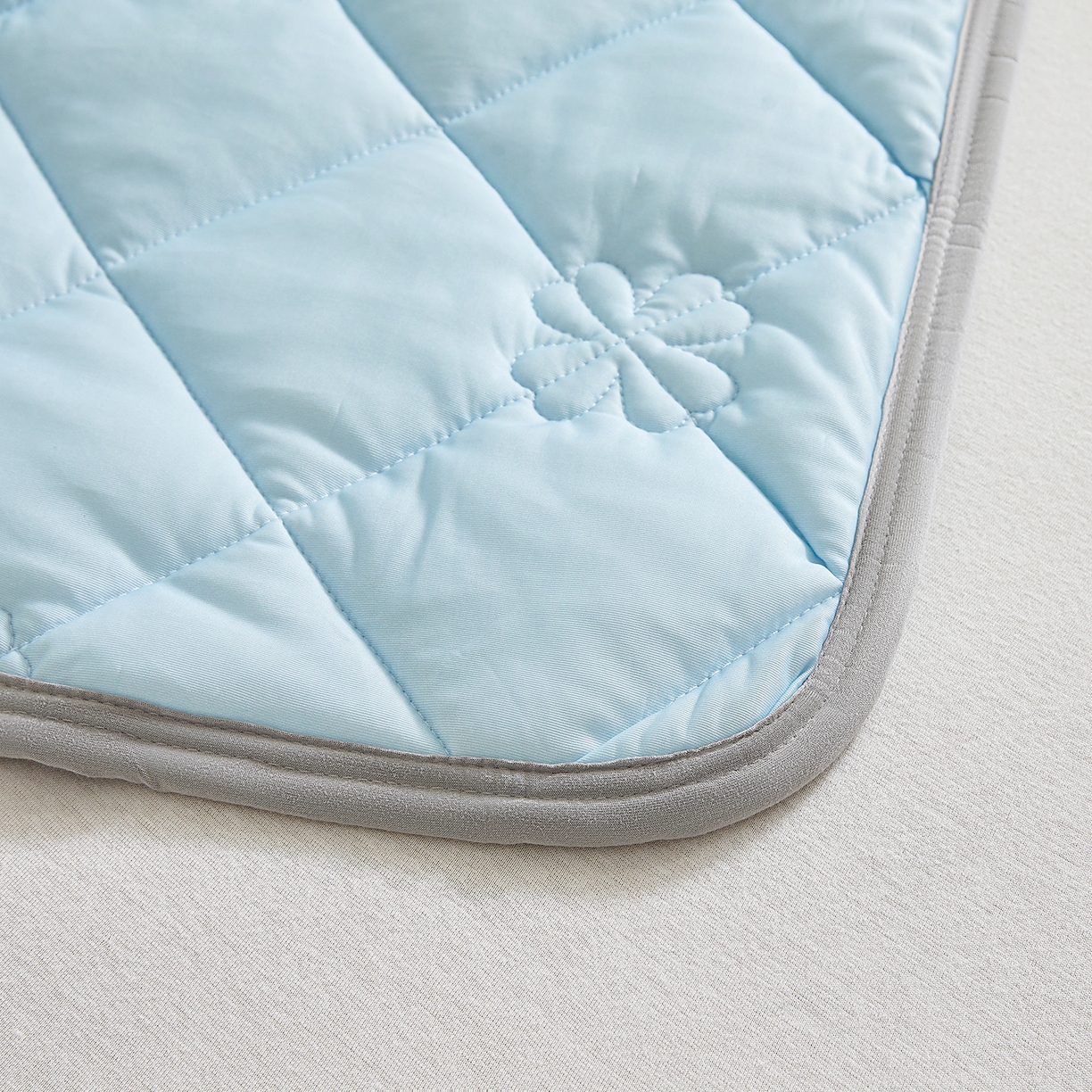 91家纺网 家纺一手货源 找家纺 魅图家纺 2026新款跨境A类凉感丝夏被-英文版 双拼 天空蓝