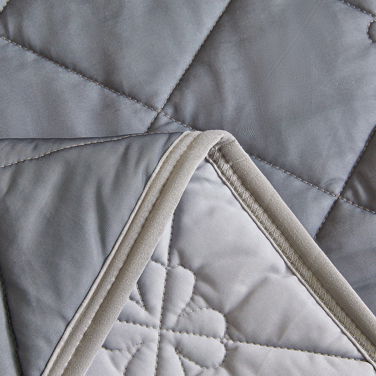 91家纺网 家纺一手货源 找家纺 魅图家纺 2026新款跨境A类凉感丝夏被-英文版 双拼 远黛灰