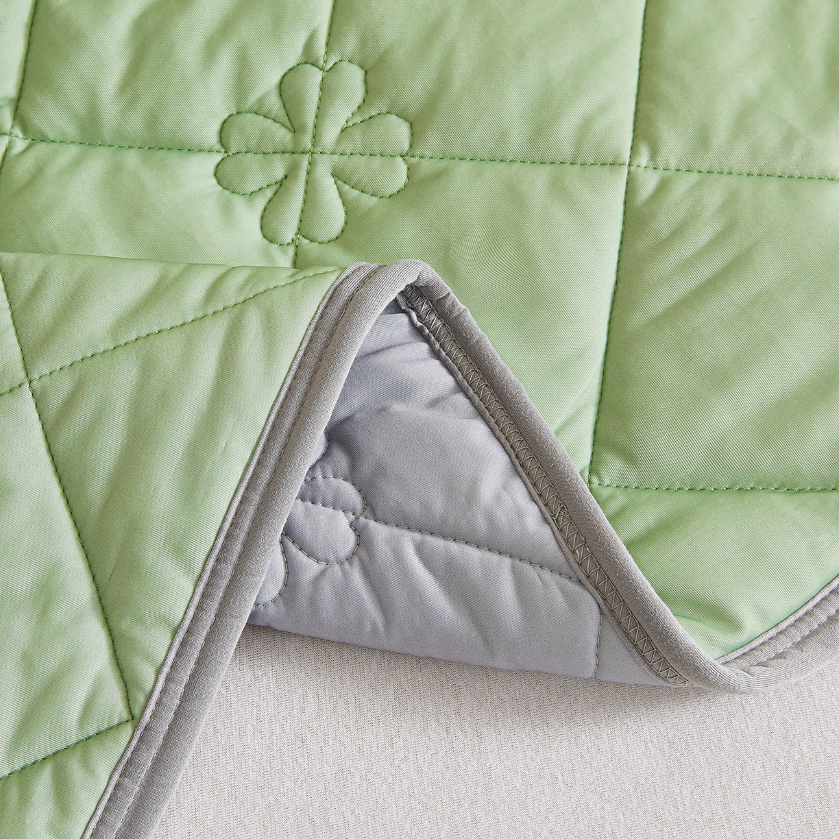 91家纺网 家纺一手货源 找家纺 魅图家纺 2026新款跨境A类凉感丝夏被-英文版 双拼 抹茶绿