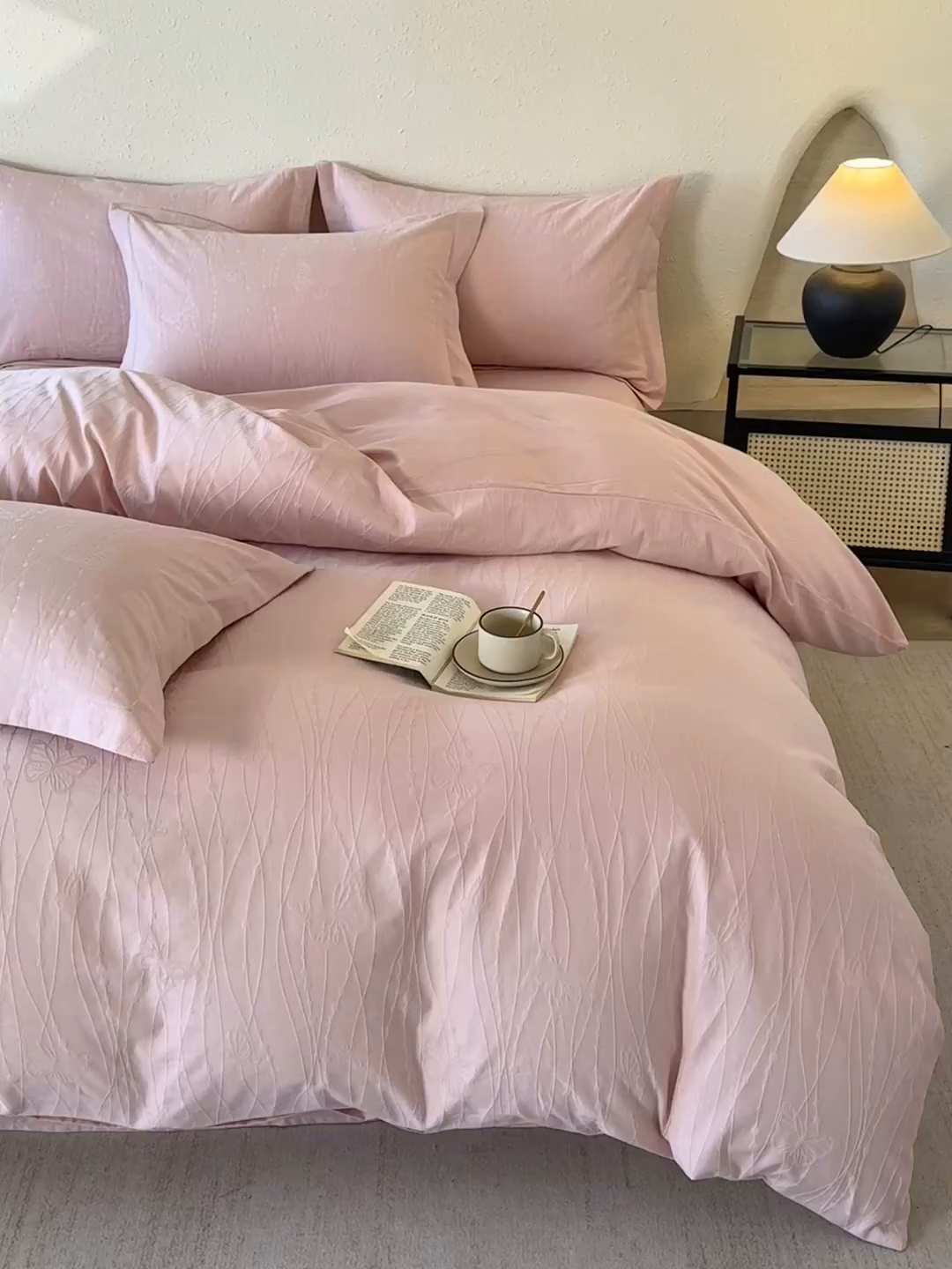 91家纺网 家纺一手货源 找家纺 玉相逢 2026新款全棉60S长绒棉立体厚织提花四件套 蝶梦-唯美粉