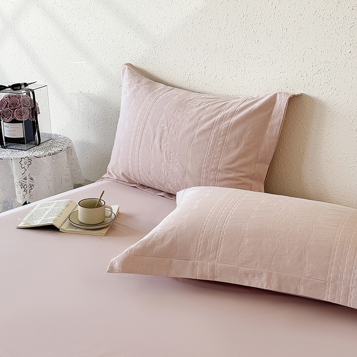 91家纺网 家纺一手货源 找家纺 玉相逢 2026新款全棉60S长绒棉立体厚织提花四件套 花漾甜心-唯美粉