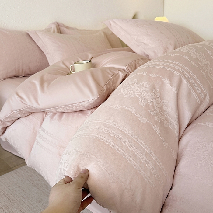 91家纺网 家纺一手货源 找家纺 玉相逢 2026新款全棉60S长绒棉立体厚织提花四件套 花漾甜心-唯美粉