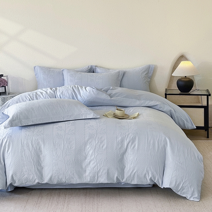 91家纺网 家纺一手货源 找家纺 玉相逢 2026新款全棉60S长绒棉立体厚织提花四件套 芊芊叶语-云水蓝