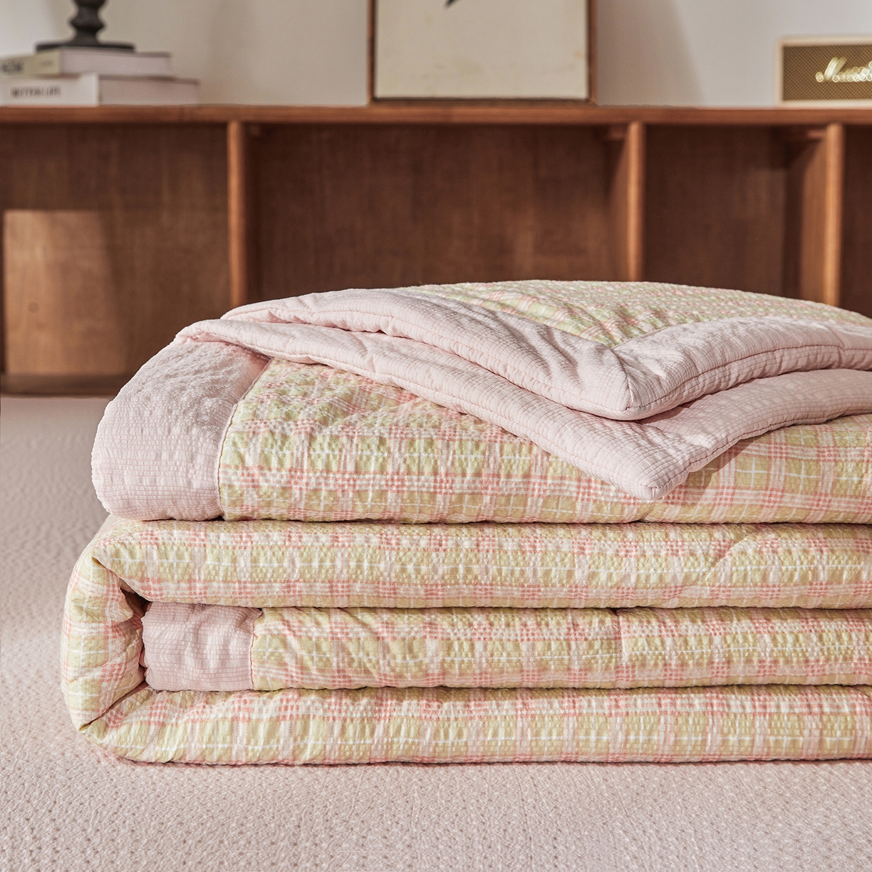 91家纺网 家纺一手货源 找家纺 熙宴家纺 2026新款云感泡芙棉花夏被四件套 粉方格