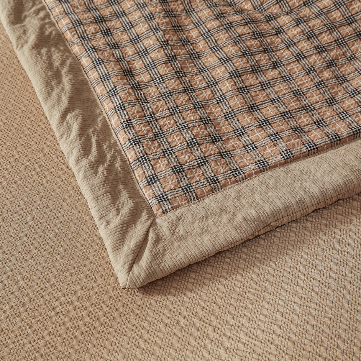 91家纺网 家纺一手货源 找家纺 熙宴家纺 2026新款云感泡芙棉花夏被四件套 咖黑方格