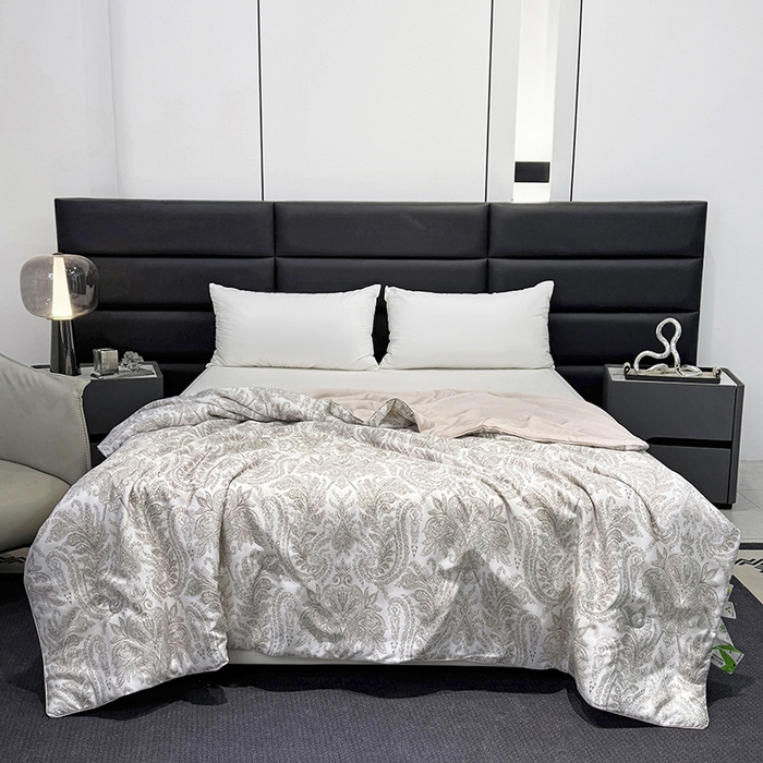 91家纺网 家纺一手货源 找家纺 玉相逢 2026春夏新款莱赛尔天丝夏被嵌绳款数码印花单夏被夏被四件套 风止弦