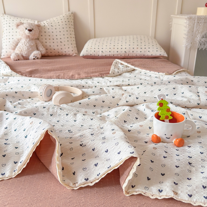 91家纺网 家纺一手货源 找家纺 梦舒阳 2026新款泡芙棉夏被花边款泡芙纱夏凉被四件套空调被带小熊吊牌 幸运