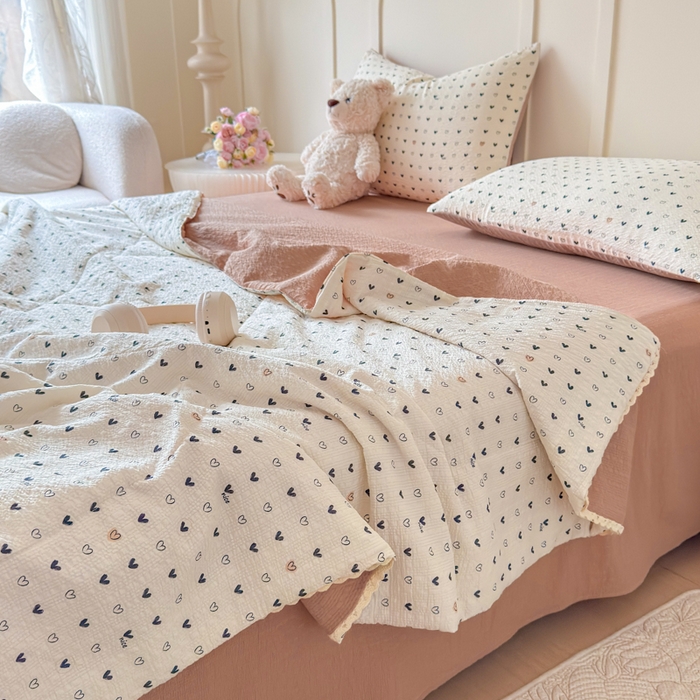 91家纺网 家纺一手货源 找家纺 梦舒阳 2026新款泡芙棉夏被花边款泡芙纱夏凉被四件套空调被带小熊吊牌 幸运