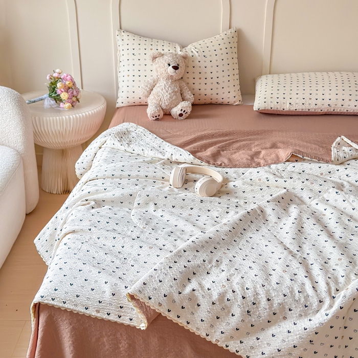 91家纺网 家纺一手货源 找家纺 梦舒阳 2026新款泡芙棉夏被花边款泡芙纱夏凉被四件套空调被带小熊吊牌 幸运