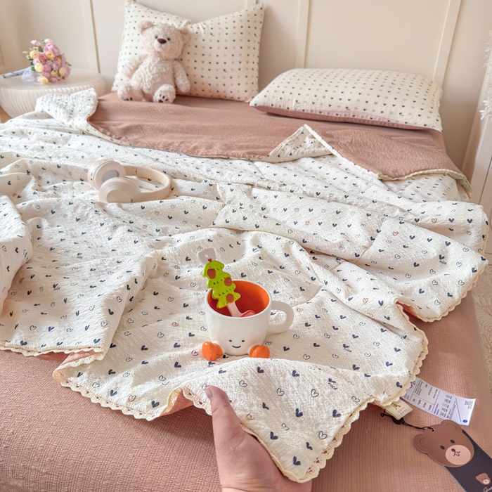 91家纺网 家纺一手货源 找家纺 梦舒阳 2026新款泡芙棉夏被花边款泡芙纱夏凉被四件套空调被带小熊吊牌 幸运