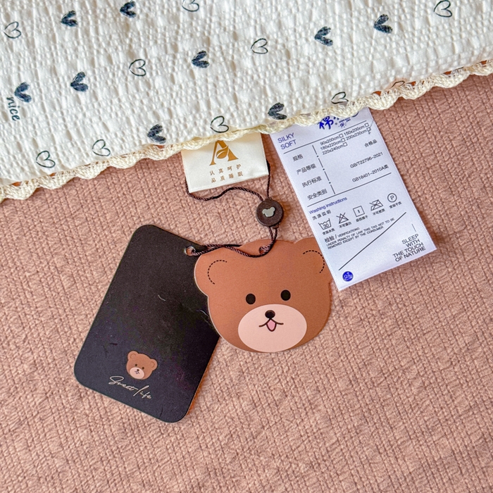 91家纺网 家纺一手货源 找家纺 梦舒阳 2026新款泡芙棉夏被花边款泡芙纱夏凉被四件套空调被带小熊吊牌 幸运