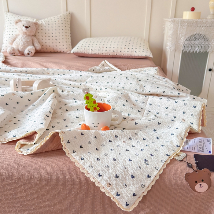 91家纺网 家纺一手货源 找家纺 梦舒阳 2026新款泡芙棉夏被花边款泡芙纱夏凉被四件套空调被带小熊吊牌 幸运