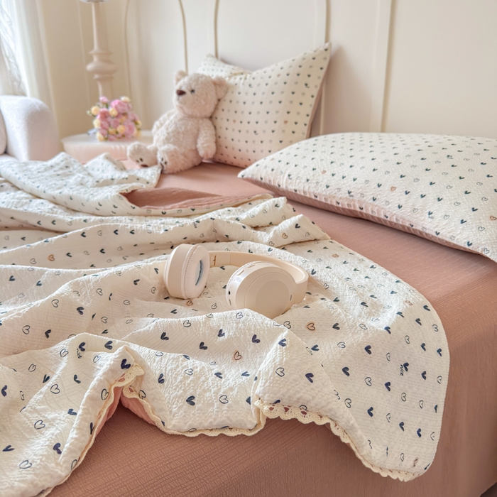 91家纺网 家纺一手货源 找家纺 梦舒阳 2026新款泡芙棉夏被花边款泡芙纱夏凉被四件套空调被带小熊吊牌 幸运