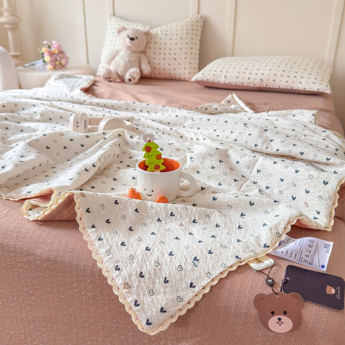 91家纺网 家纺一手货源 找家纺 梦舒阳 2026新款泡芙棉夏被花边款泡芙纱夏凉被四件套空调被带小熊吊牌 幸运