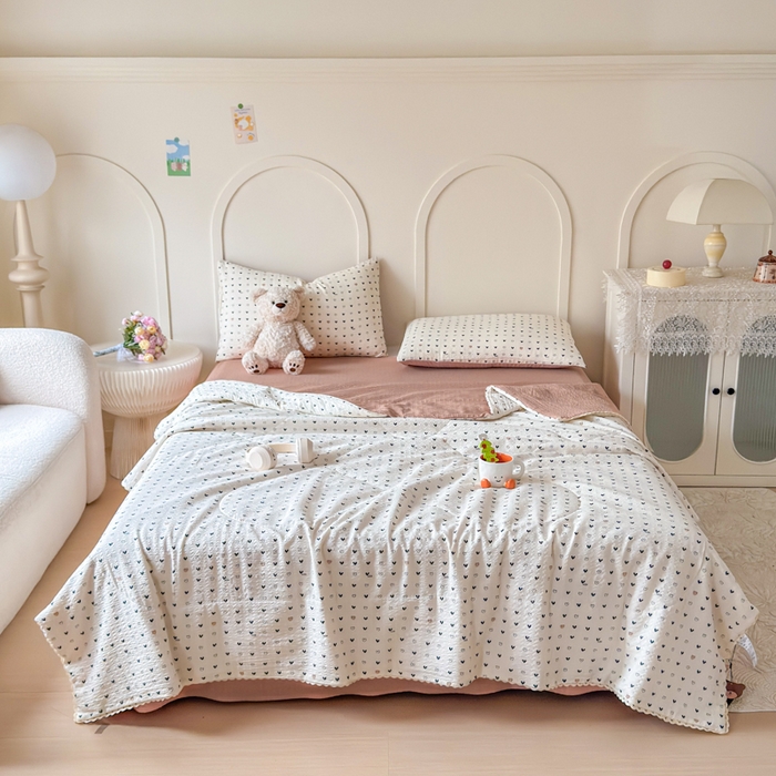 91家纺网 家纺一手货源 找家纺 梦舒阳 2026新款泡芙棉夏被花边款泡芙纱夏凉被四件套空调被带小熊吊牌 幸运