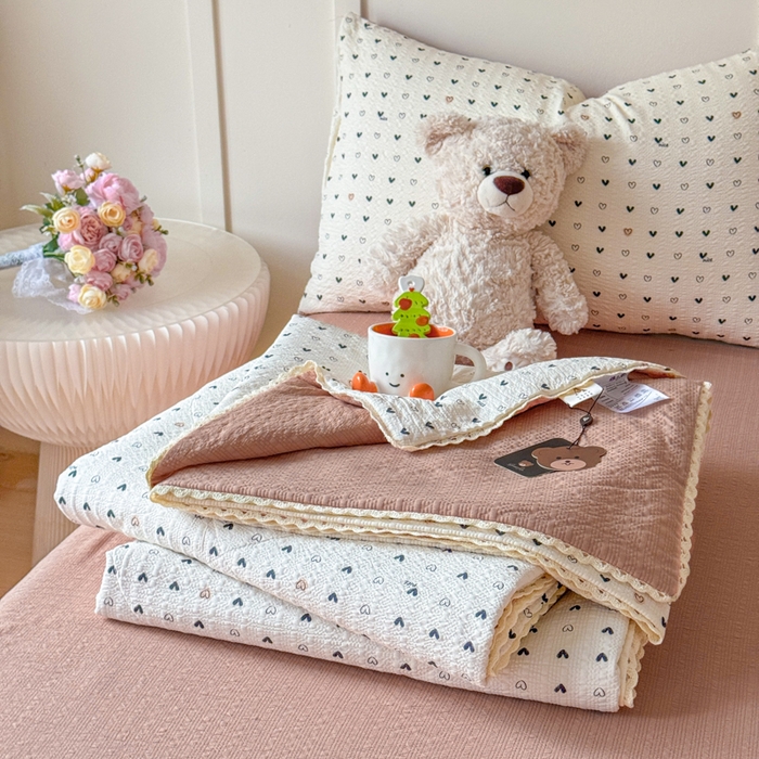 91家纺网 家纺一手货源 找家纺 梦舒阳 2026新款泡芙棉夏被花边款泡芙纱夏凉被四件套空调被带小熊吊牌 幸运