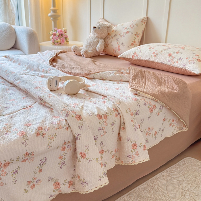 91家纺网 家纺一手货源 找家纺 梦舒阳 2026新款泡芙棉夏被花边款泡芙纱夏凉被四件套空调被带小熊吊牌 暖阳