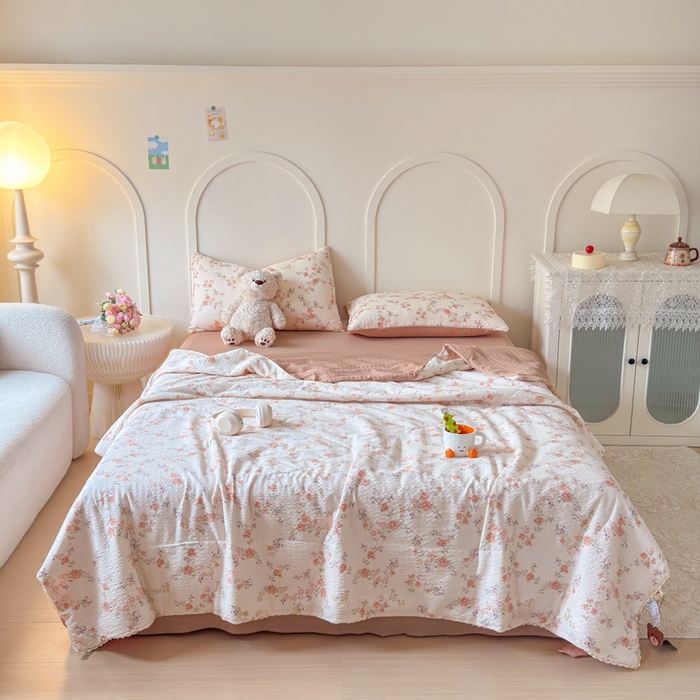 91家纺网 家纺一手货源 找家纺 梦舒阳 2026新款泡芙棉夏被花边款泡芙纱夏凉被四件套空调被带小熊吊牌 暖阳