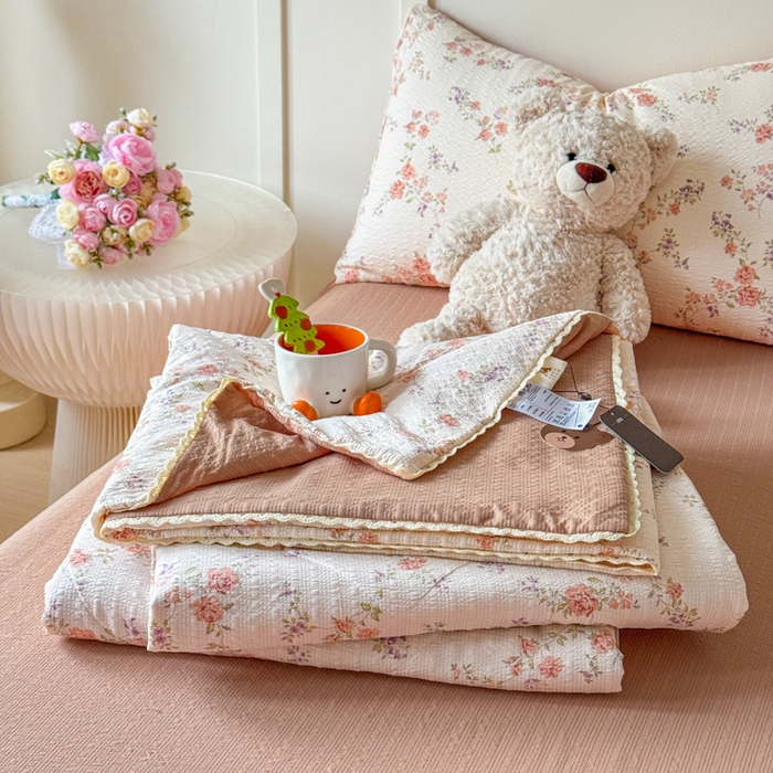 91家纺网 家纺一手货源 找家纺 梦舒阳 2026新款泡芙棉夏被花边款泡芙纱夏凉被四件套空调被带小熊吊牌 暖阳