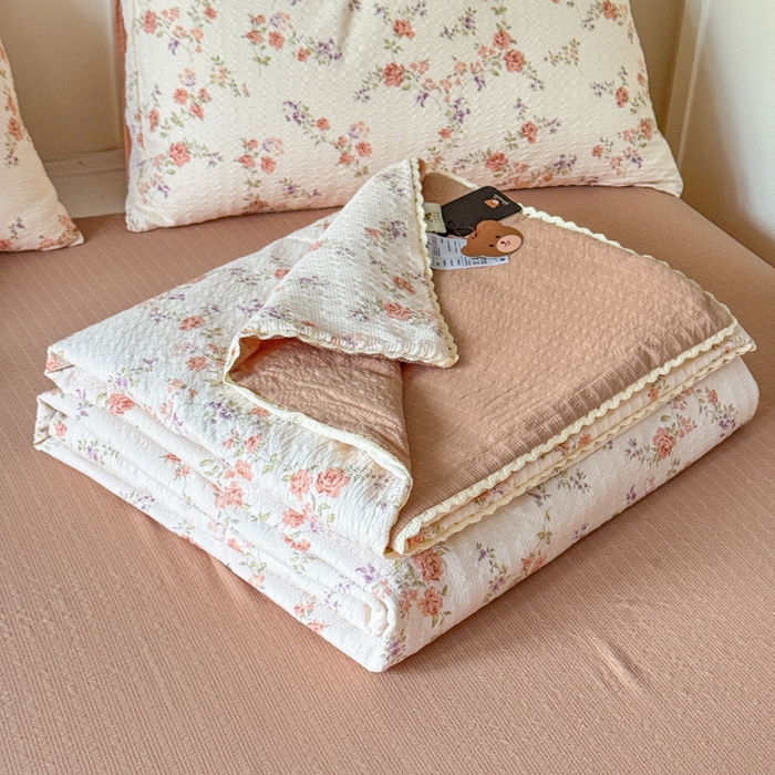 91家纺网 家纺一手货源 找家纺 梦舒阳 2026新款泡芙棉夏被花边款泡芙纱夏凉被四件套空调被带小熊吊牌 暖阳