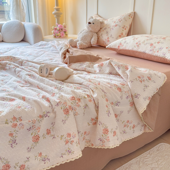 91家纺网 家纺一手货源 找家纺 梦舒阳 2026新款泡芙棉夏被花边款泡芙纱夏凉被四件套空调被带小熊吊牌 暖阳