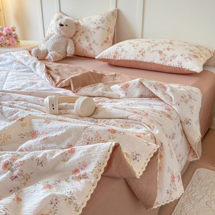 91家纺网 家纺一手货源 找家纺 梦舒阳 2026新款泡芙棉夏被花边款泡芙纱夏凉被四件套空调被带小熊吊牌 暖阳