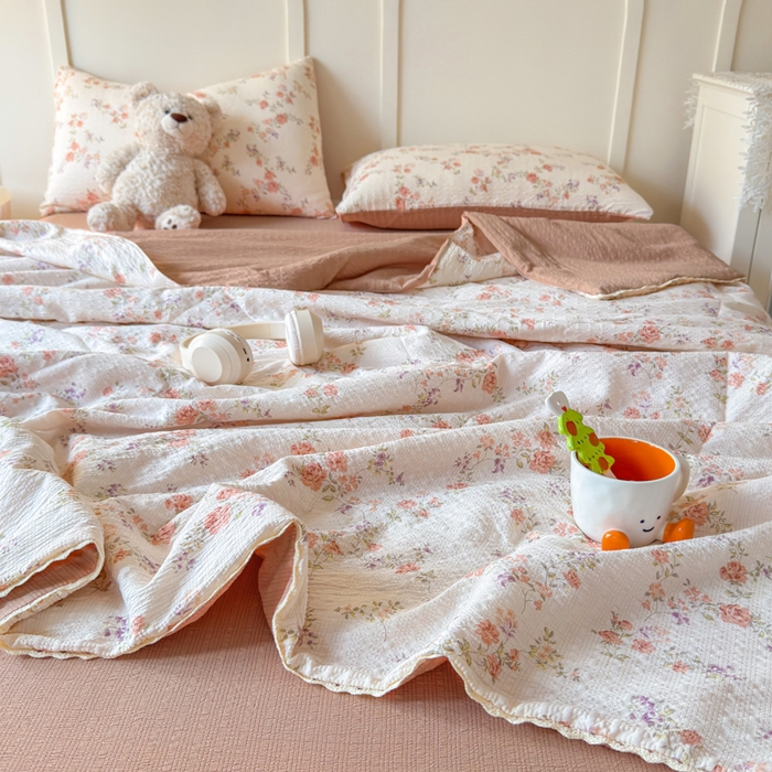 91家纺网 家纺一手货源 找家纺 梦舒阳 2026新款泡芙棉夏被花边款泡芙纱夏凉被四件套空调被带小熊吊牌 暖阳